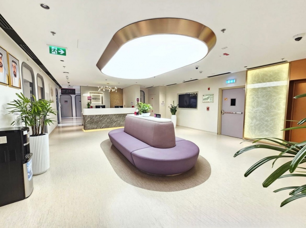 Large custom luminous ceiling panel delivering uniform shadow-free lighting in a modern healthcare reception space. Large custom luminous ceiling panel delivering uniform shadow-free lighting in a modern healthcare reception space.
