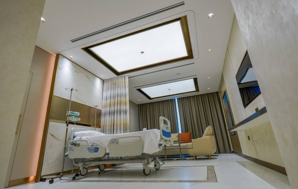 Custom illuminated stretch ceiling installed in a premium hospital patient suite, providing uniform LED lighting and a calm, comfortable atmosphere. Custom illuminated stretch ceiling installed in a premium hospital patient suite, providing uniform LED lighting and a calm, comfortable atmosphere.