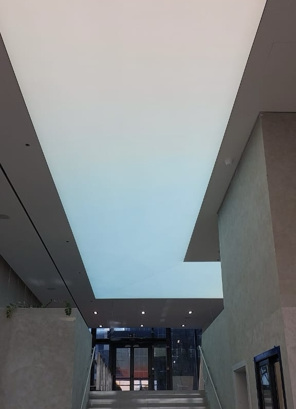 Seamless illuminated ceiling providing uniform 4000K lighting with intelligent DALI dimming control. Seamless illuminated ceiling providing uniform 4000K lighting with intelligent DALI dimming control.