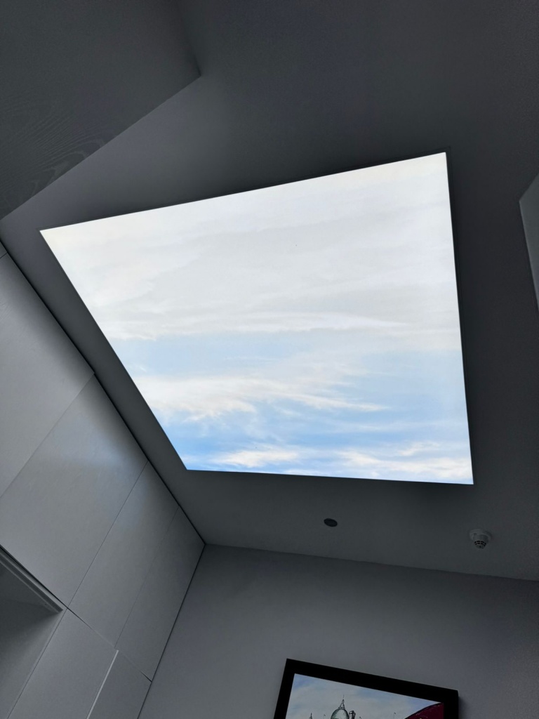 Artificial skylight ceiling with printed sky membrane and integrated backlighting, suitable for dynamic daylight-inspired lighting concepts. Artificial skylight ceiling with printed sky membrane and integrated backlighting, suitable for dynamic daylight-inspired lighting concepts.