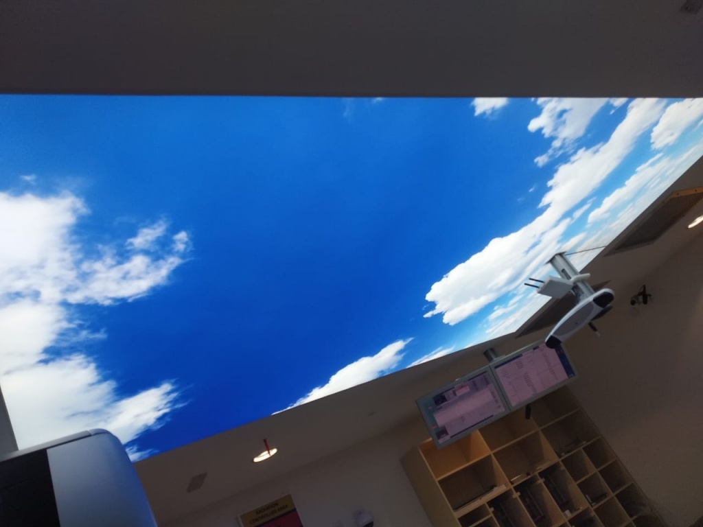 Large-format LED backlit sky ceiling creating a natural daylight effect inside a medical diagnostic room in Abu Dhabi. Large-format LED backlit sky ceiling creating a natural daylight effect inside a medical diagnostic room in Abu Dhabi.