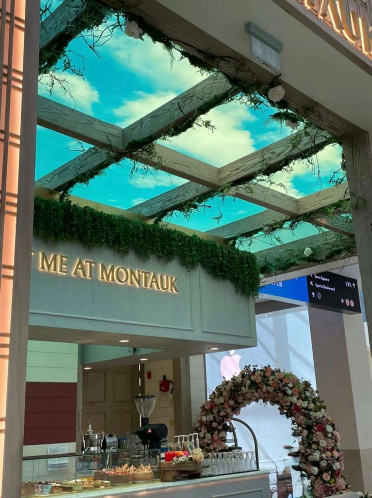 Luxury artificial Sky Ceiling with decorative wooden beams and integrated greenery creating an elegant indoor pergola effect. Luxury artificial Sky Ceiling with decorative wooden beams and integrated greenery creating an elegant indoor pergola effect.