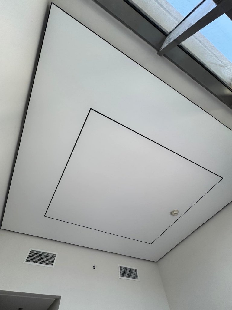 Minimalist white stretch ceiling featuring concealed perimeter LED lighting, creating a floating ceiling effect in a luxury Dubai villa. Minimalist white stretch ceiling featuring concealed perimeter LED lighting, creating a floating ceiling effect in a luxury Dubai villa.